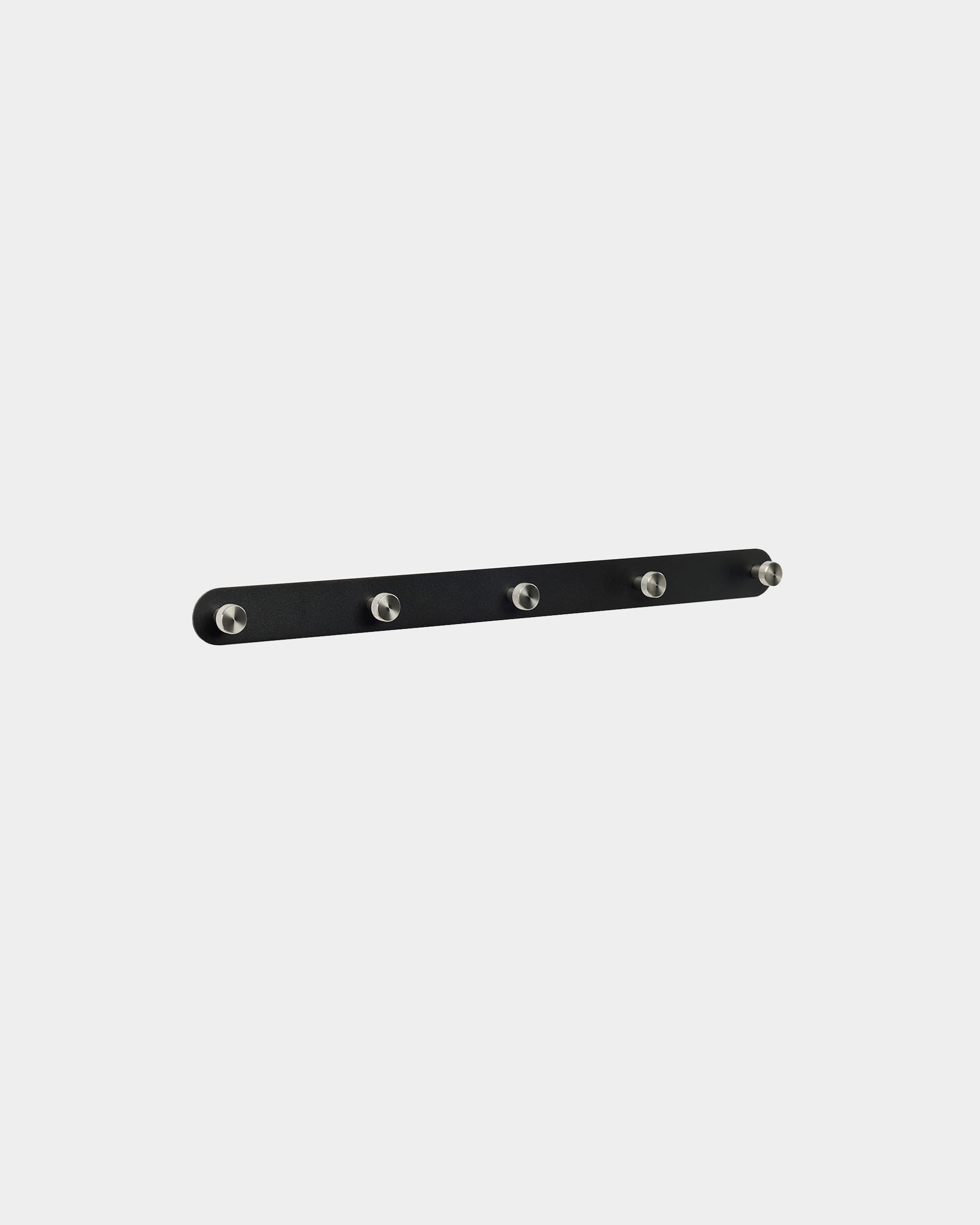 WoodUpp Norr knaggrekke X5 i black og rustfritt steel, med fem jevnt fordelte kroker, montert mot en enkel hvit bakgrunn. Nordisk minimalistisk design.